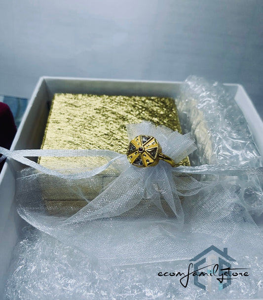 Elegant golden ring